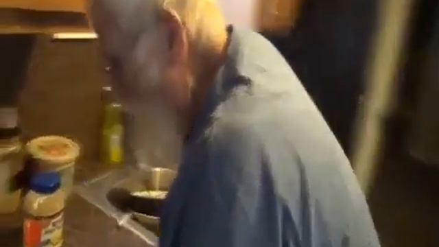 16+Блогеры пробуют Сюрстрёмминг/ смотреть онлайн