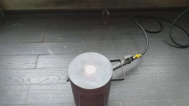 плавка алюминия. непрерывная съёмка. печь на тигель 5 кг по меди.