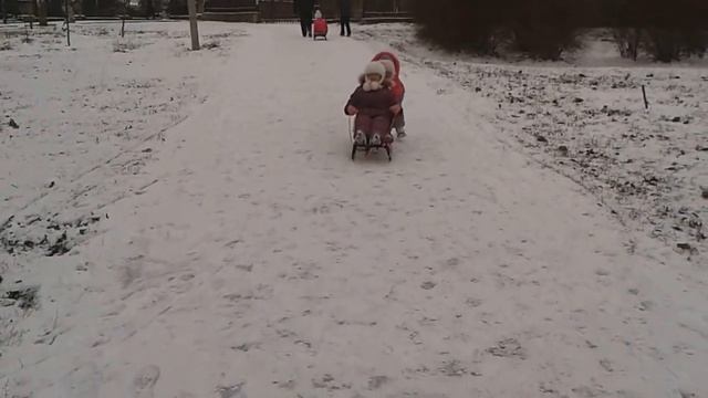 Инна и Настя катаются на санках с горки по очереди смотреть онлайн