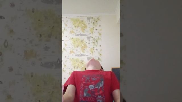 Я пробую кислый мармелад 2