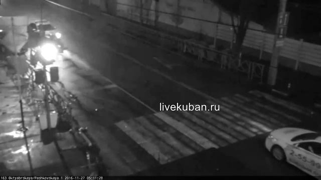 иномарка врезалась в Свято-Ильинский храм в центре Краснодара смотреть онлайн