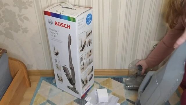 Распаковка — Вертикальный портативный пылесос Bosch BBHF214G смотреть онлайн