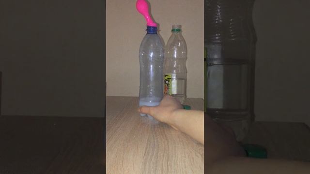 Як надути повітряну кульку хімічною реакцією? / How to inflate a balloon? смотреть онлайн