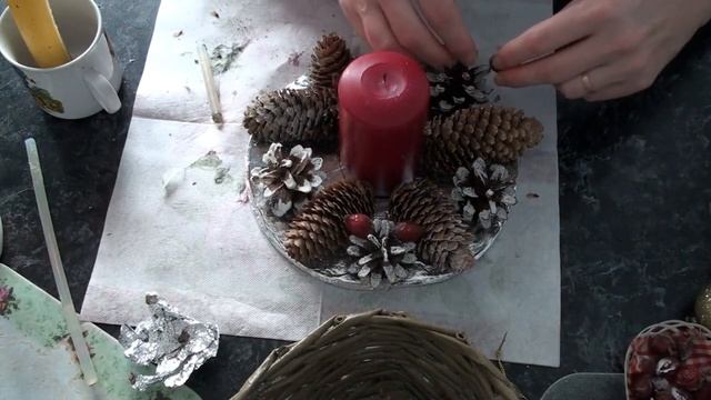 DIY 2019♦НОВОГОДНИЙ ДЕКОР♦ПОДСВЕЧНИК из шишек и ягод. смотреть онлайн