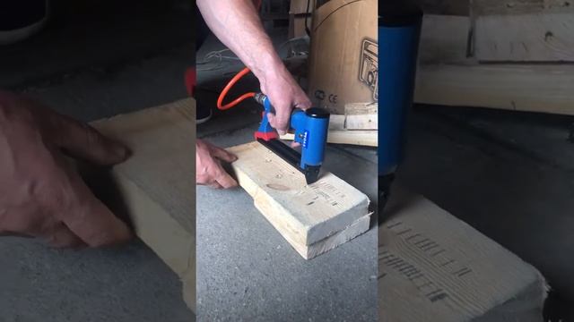 СКОБОЗАБИВНОЙ ПИСТОЛЕТ PEGAS PNEUMATIC 8016AU С АВТОМАТИЧЕСКИМ РЕЖИМОМ ВЫСТРЕЛИВАНИЯ СКОБ смотреть онлайн