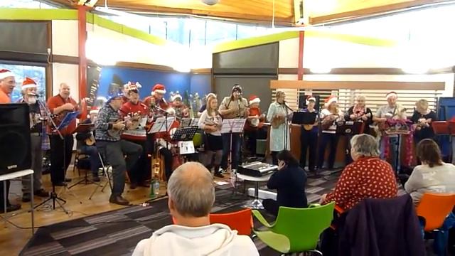 Morecambe Ukelele Band Jingle Bells смотреть онлайн