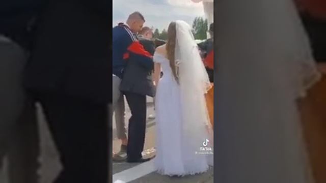 Пьяный жених не знал, куда девать кольцо. #difficult moments of a married couple смотреть онлайн