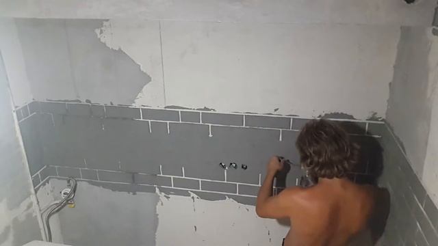 нанесение декора на стену штукатуркой с секретным составом Q2