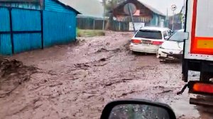 Стихийный потоп в Бурятии сносит мосты, топит дома и машину. Погибли домашние животные