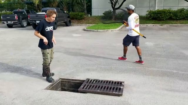 CITY SEWER FISHING a 15 FOOT Long GIANT! смотреть онлайн
