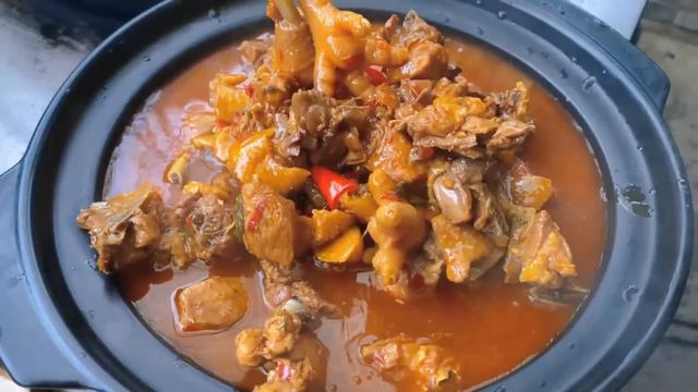 抓只鸡，老妈做“铁锅炖鸡”，软烂脱骨，一口下去太香了｜Mukbang【鐵鍋視頻】 смотреть онлайн