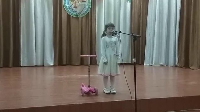 Ульяна читает стих смотреть онлайн