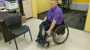 Как пересесть на стул инвалиду-колясочнику.