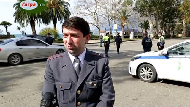 В Международный женский день на улицах Гагры девушкам и женщинам дарили цветы смотреть онлайн