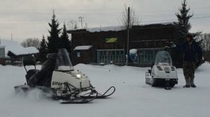 Буран на двух лыжах валит боком.