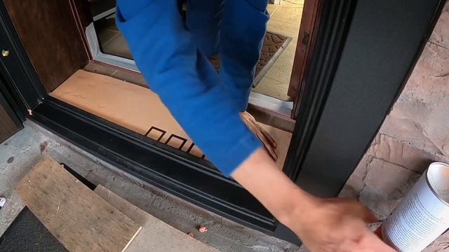 ЧТОБЫ не ПРОМЕРЗАЛ ДВЕРНОЙ ПОРОГ утеплил нижнюю часть дверного портала смотреть онлайн