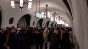 станция метро вднх- 3 час дня народ едет на ВДНХ на выставку "форум россия".