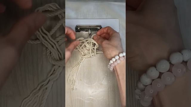 Брелок своими руками. Брелок макраме. смотреть онлайн