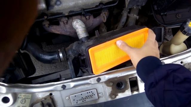 Changing Fiat Punto Mk1 s55 air filter смотреть онлайн
