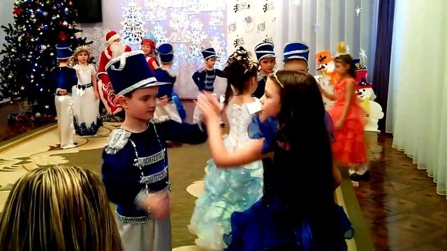 Новогодний утренник в садике "Радуга" часть 3 - Снегурочка, Маша и Дед Мороз смотреть онлайн