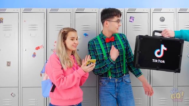 LAST TO LEAVE SCHOOL WINS $10,000! DANCE CHALLENGE! How To Be Popular by 123 GO! SCHOOL смотреть онлайн