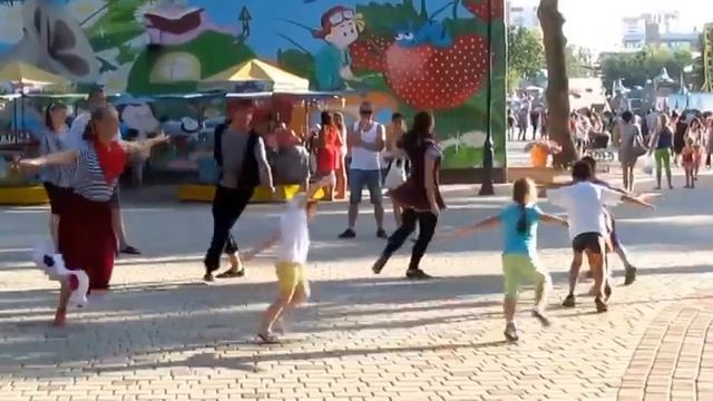 Аттракционы в Парке имени Горького Харьков Диснейленд смотреть онлайн