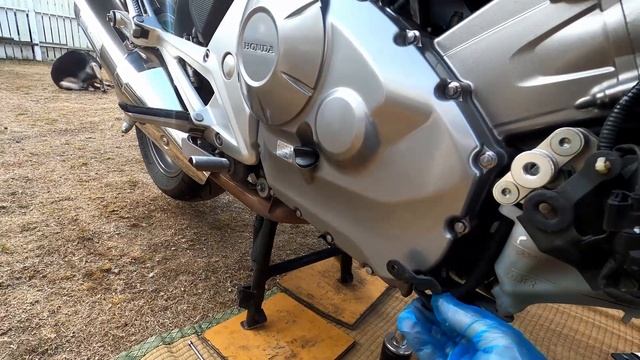 How to change your radiator fluid on your Honda NC700X. смотреть онлайн