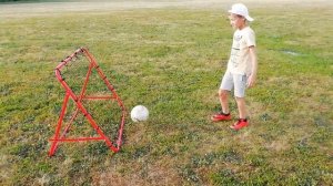 Футбольный инвентарь. Тренировка с возвратной сеткой soccer rebounder