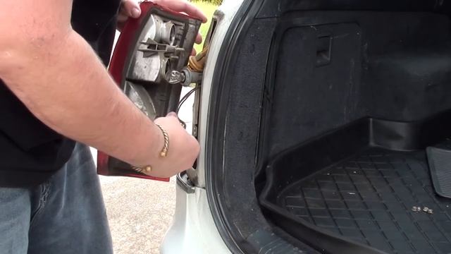 1999 Holden VT Wagon Rear Tail Light Replacement смотреть онлайн