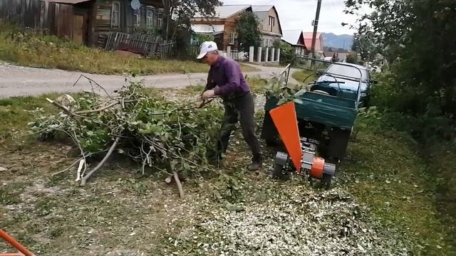Измельчитель веток Бобёр. У себя уже нечего измельчать, помогаю соседям смотреть онлайн