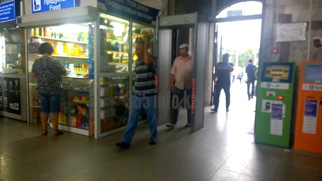 Беспечные охранники на ж/д. вокзале "Алматы-2" смотреть онлайн