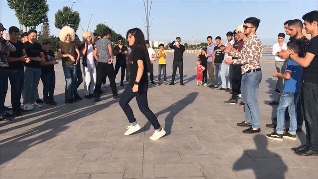 Парень И Девушка Танцуют Очень Круто В Толпе В Баку 2018 Новая Лезгинка ALISHKA LEYLA ELVIN MUQUMA смотреть онлайн