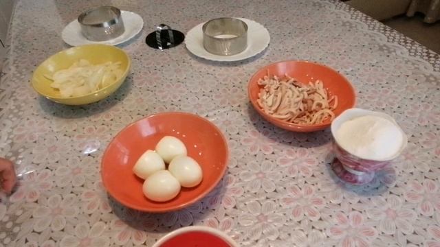 610. БЫСТРЫЙ УЖИН. САЛАТ. ЖАРЕНЫЕ КУРИНЫЕ ЖЕЛУДКИ И ПЕЧЕНЬ В СМЕТАНЕ. смотреть онлайн