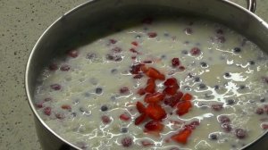 Десерт из сметаны и желатина с ягодами