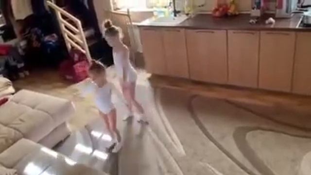 Дана (3А) и Ева (1А) Лахины ТМТ "Щелкунчик".В карантин занимаемся дома смотреть онлайн
