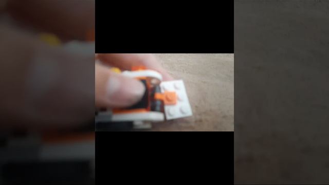 белый аниматроник из Лего из игры 5 ночей с Кэнди. смотреть онлайн