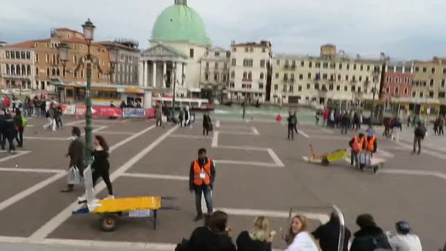 Walk from Venice Train station - Venezia Santa Lucia - into Venice смотреть онлайн