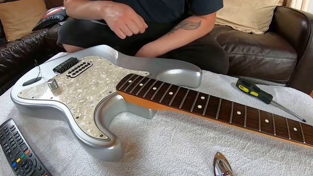 Tom Delonge Stratocaster Inca Silver Assembly смотреть онлайн