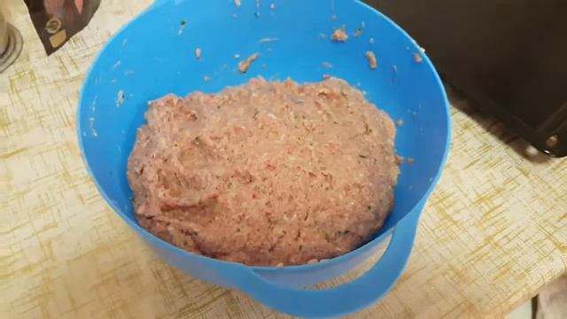 Вкусные мясные биточки с грибами. смотреть онлайн