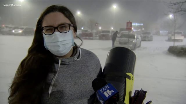 Shoppers head out for last minute shopping during winter storm conditions смотреть онлайн
