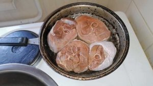 Тушёная голень индейки.Очень вкусно и проста в приготовлении.Мягкая, сочная.  Подойдёт любой гарнир