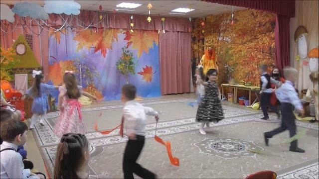 Музыкально-ритмическая композиция "Художница-Осень". Ведущая - Юданова Ангелина. смотреть онлайн