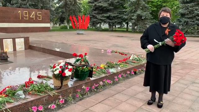 Цветы от ветерана Шапошникова Б.В. в Парке поколений Володарского района. смотреть онлайн