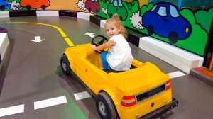 Играем на детской площадке / Indoor playground for kids and family