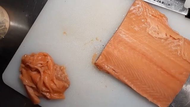 НАРЕЗКА ЛОСОСЯ ДЛЯ СУШИ И РОЛЛОВ/CUTTING SALMON FOR SUSHI AND ROLLS смотреть онлайн