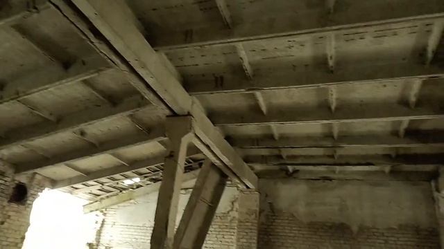 Ферма Рузбугино.Плиты над воротами упали, так как трактором выдернули бетонные балки над воротами. смотреть онлайн