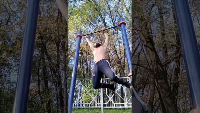 #подтягивание широким хватом на турнике за голову #freestyleworkout #m40r смотреть онлайн