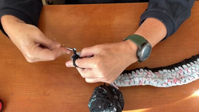 Вязанный коврик из старых трикотажных футболок. Новая вещь из старого! смотреть онлайн
