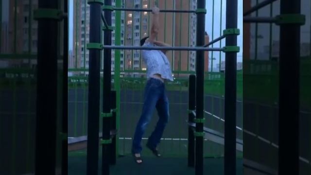 Подтягивание на одной руке смотреть онлайн