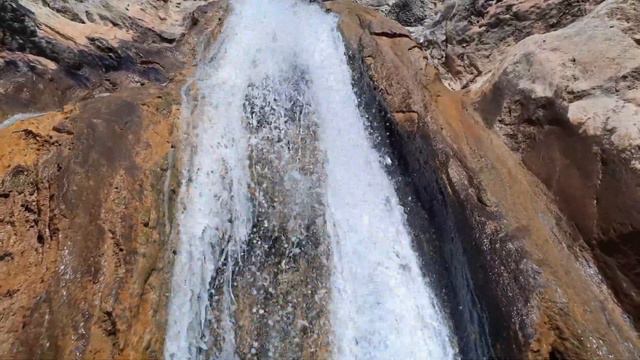 Gökdere Kanyonuna Dökülen Yelbeği Köyü Şelalesinde Çay Vakti. смотреть онлайн
